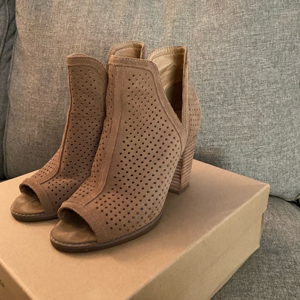 Lucky Brand Sesame botties Size 7